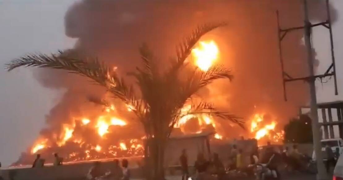 Сильный пожар продолжается в порту Ходейда