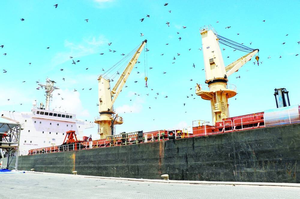 Власти Йемена расследуют взрыв возле торгового судна