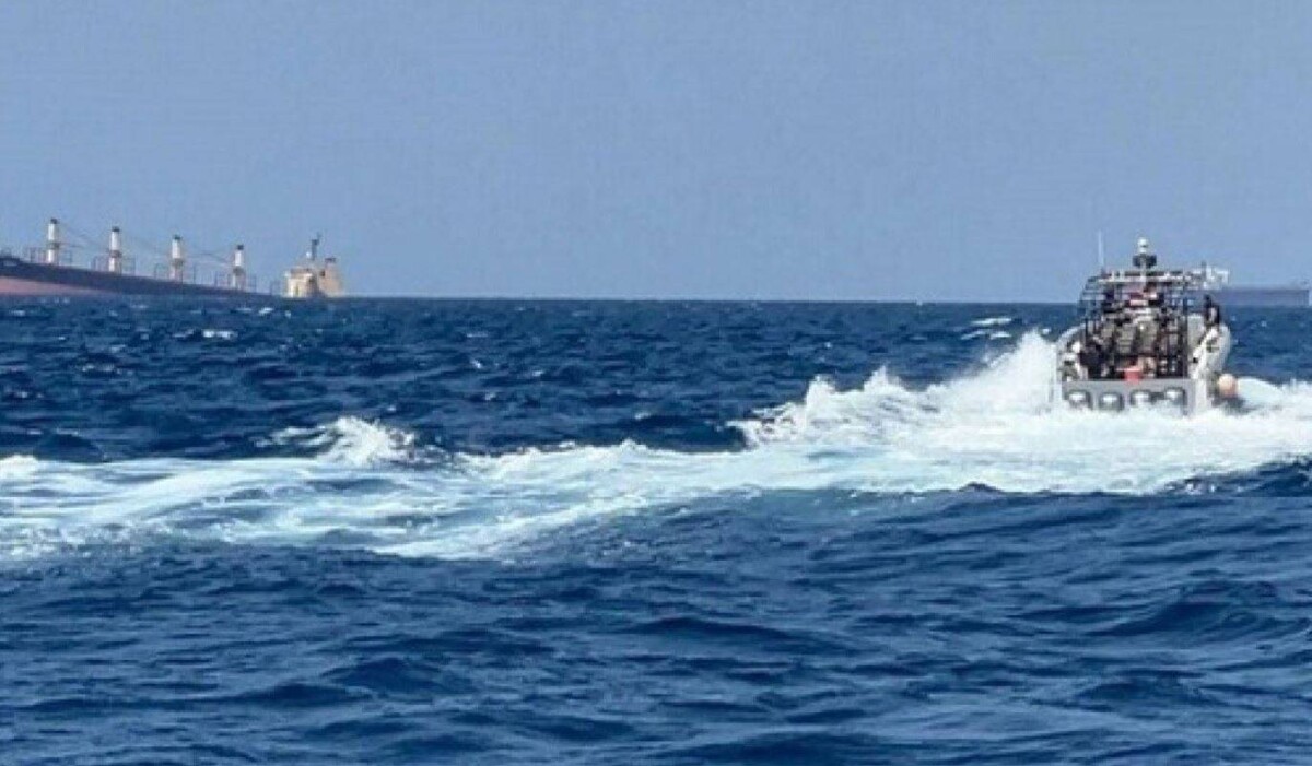 Греческое судно, принадлежащее грекам, атаковано маленькой лодкой у порта Ходейда, Йемен