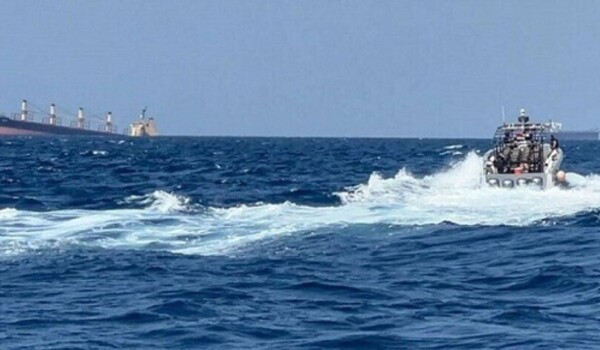 Греческое судно, принадлежащее грекам, атаковано маленькой лодкой у порта Ходейда, Йемен