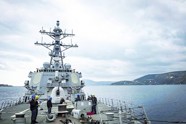 Филиппинские члены экипажа пропали после нападения хуситов из Йемена на корабль